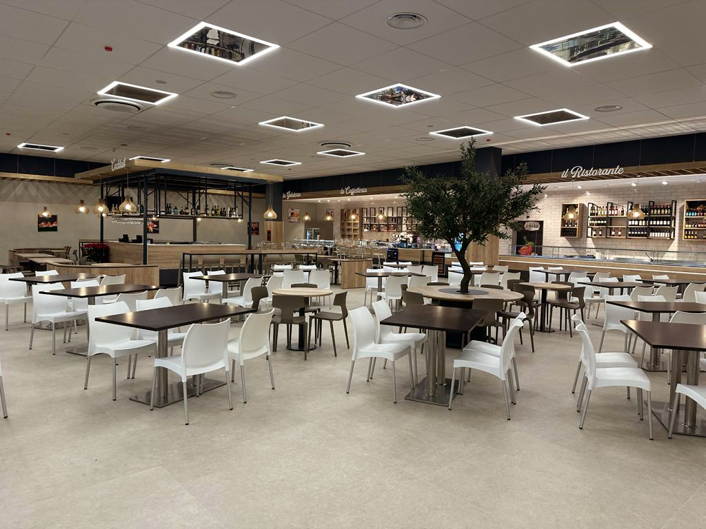 BlueRedGroup arreda il food court di Scalea