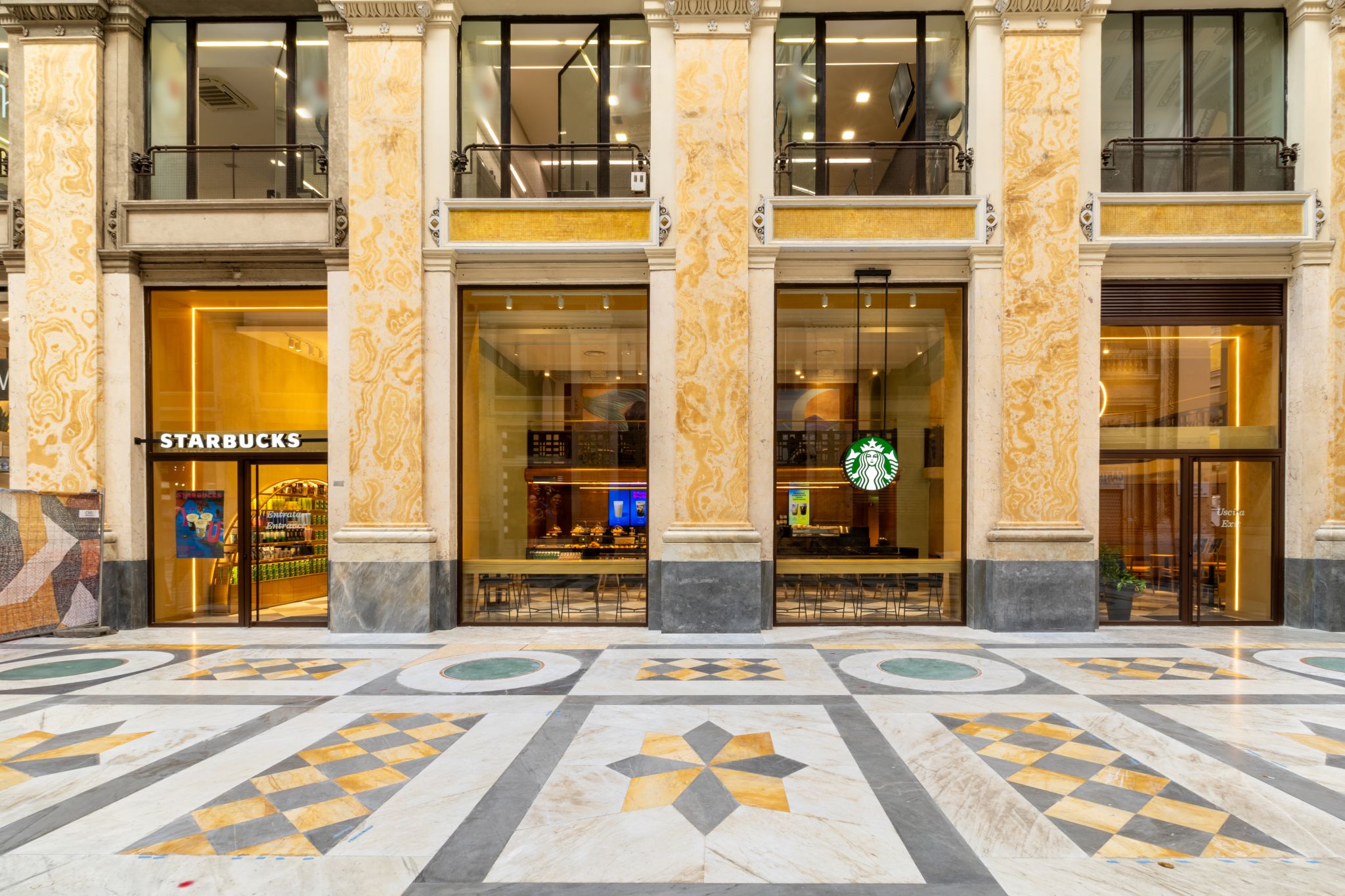 Apre Starbucks alla Galleria Umberto I di Napoli
